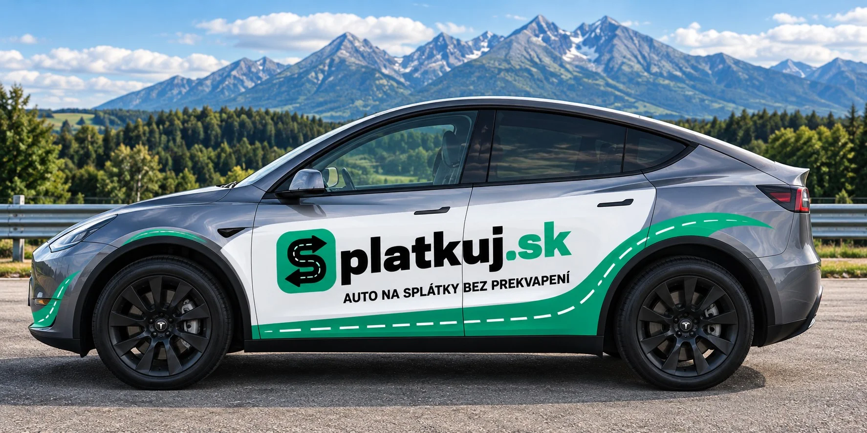 Sivá Tesla Model Y s polepom Splatkuj.sk, v pozadí Vysoké Tatry